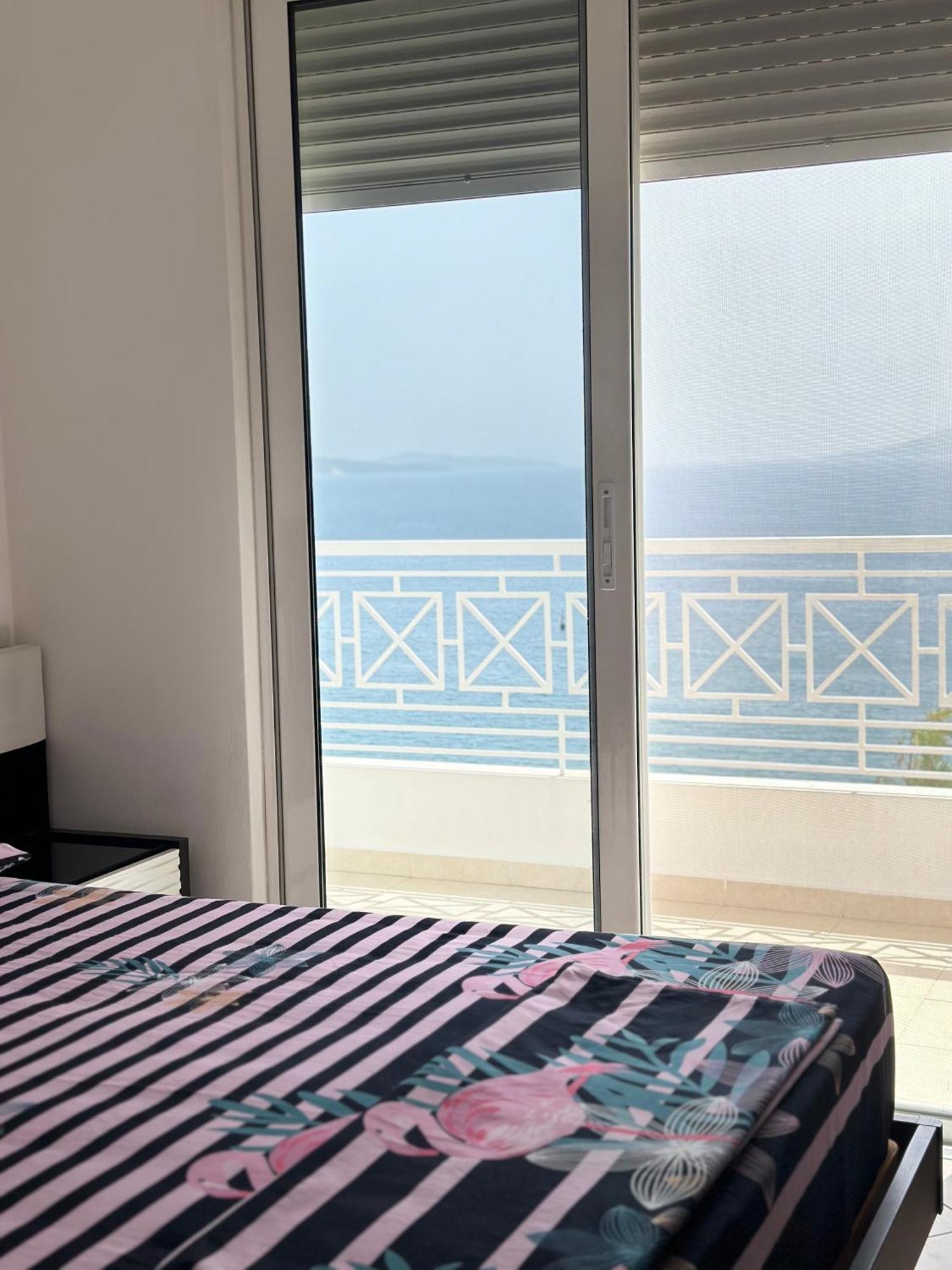 Tini Sea View Apartment Sarandë Esterno foto