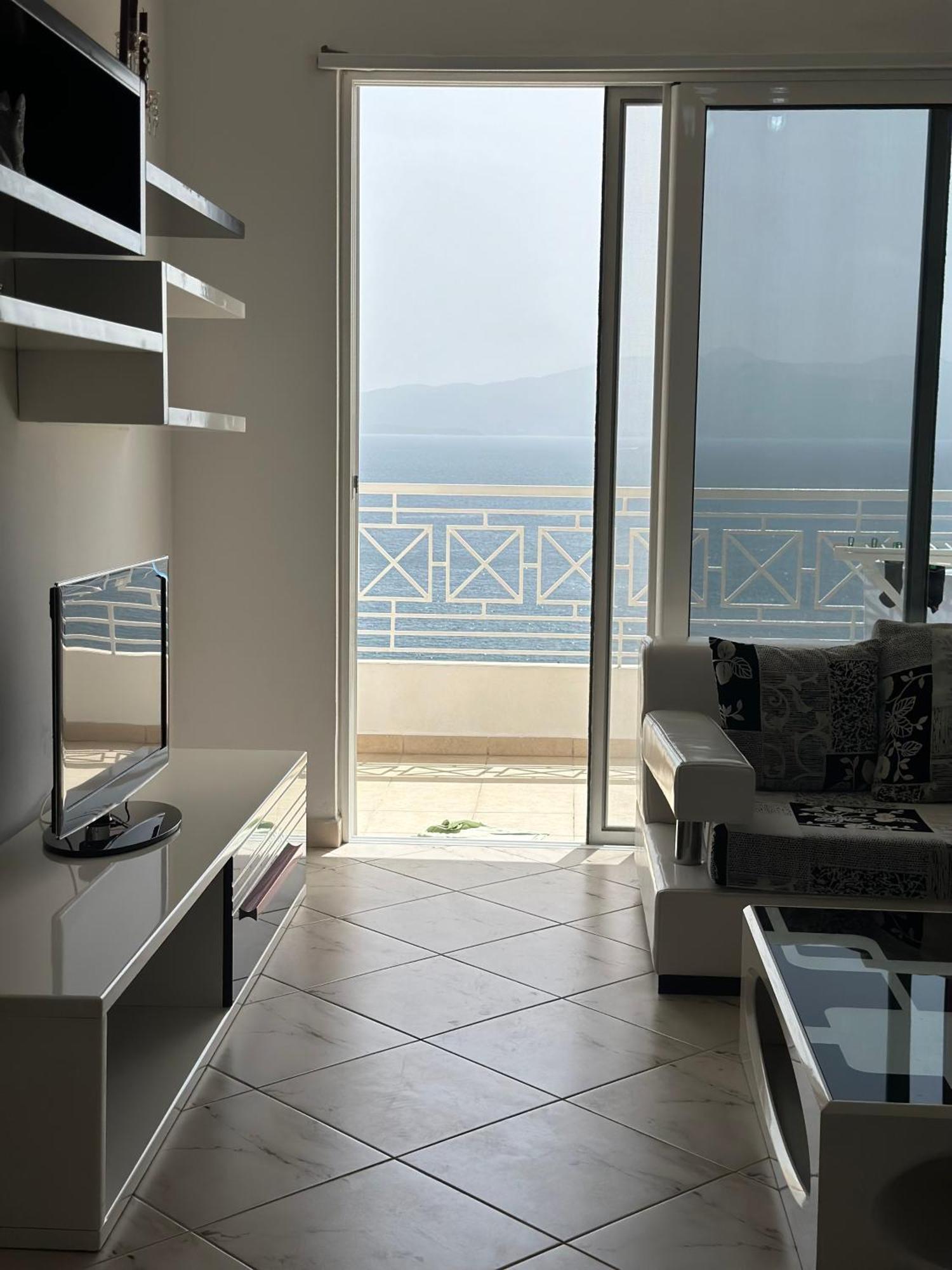 Tini Sea View Apartment Sarandë Esterno foto